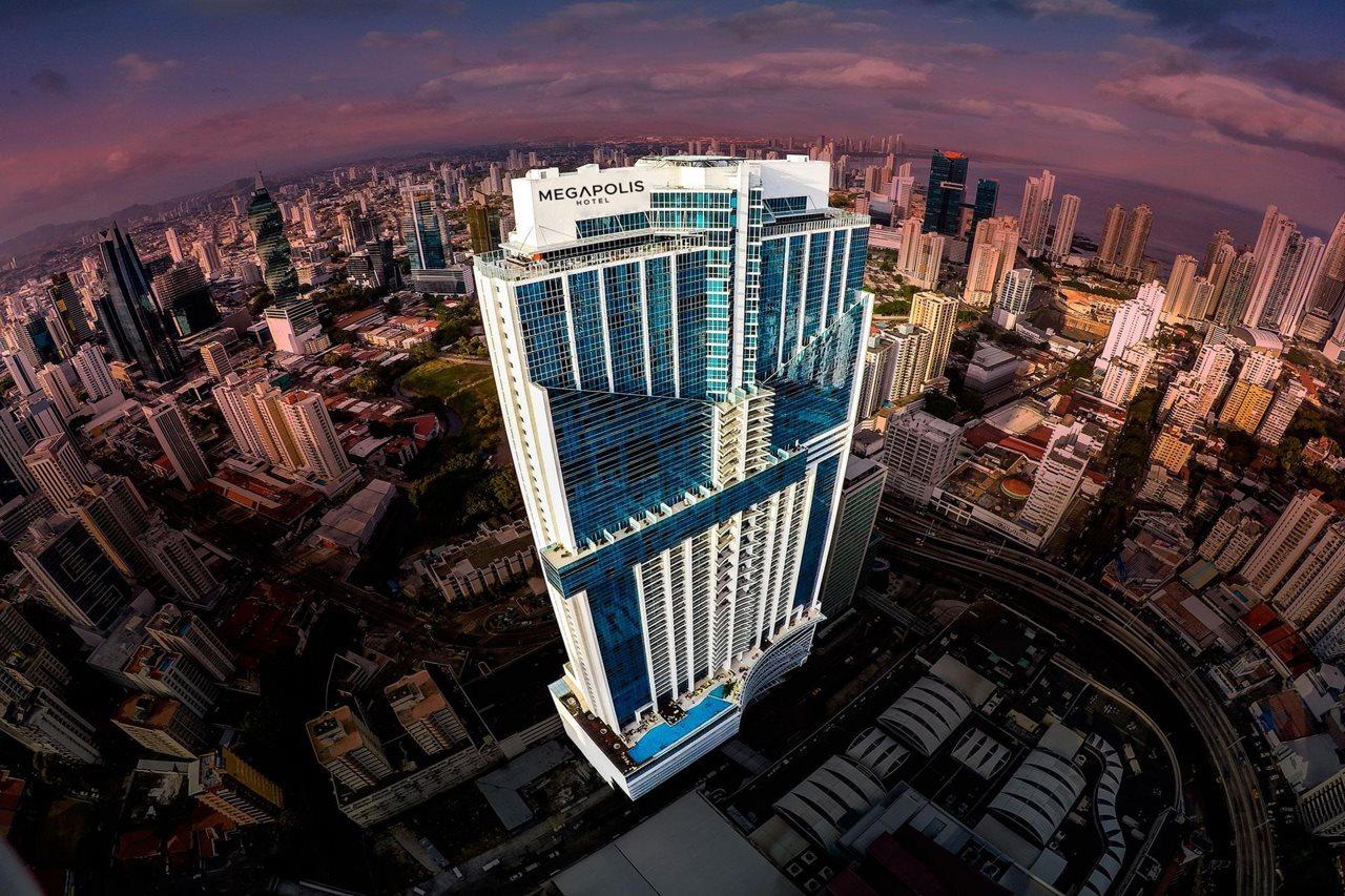 Megapolis Hotel Panama Exterior foto The building at night