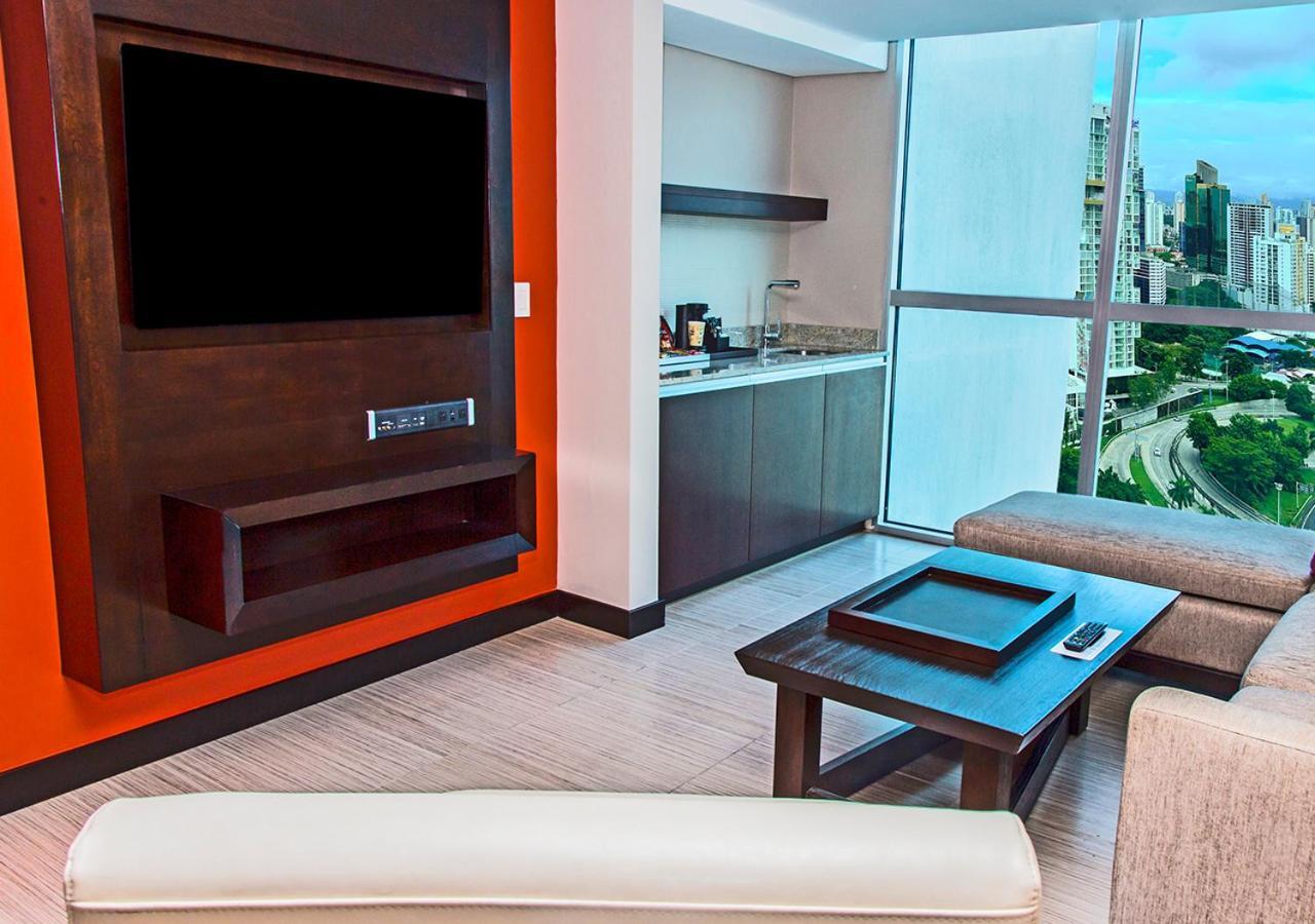 Megapolis Hotel Panama Exterior foto A living room with a wet bar