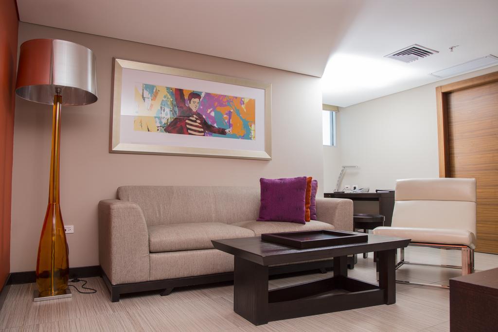 Megapolis Hotel Panama Exterior foto A living room