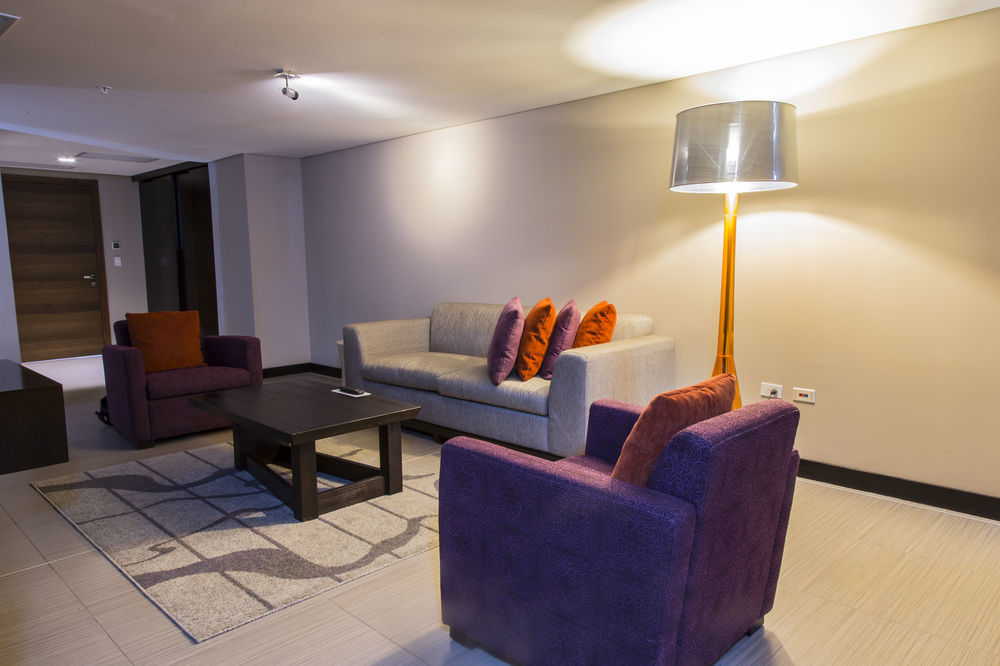 Megapolis Hotel Panama Exterior foto A living room in a hotel suite