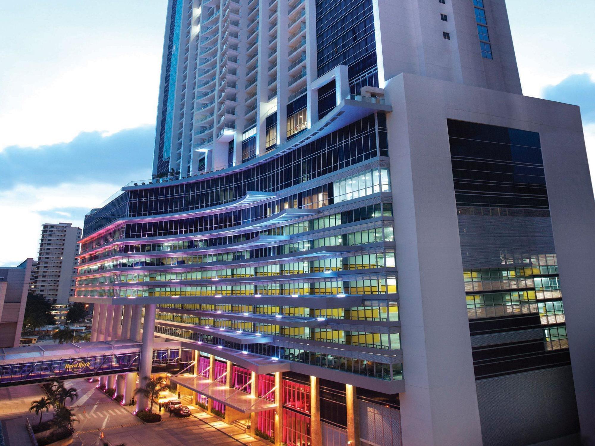 Megapolis Hotel Panama Exterior foto The building at night